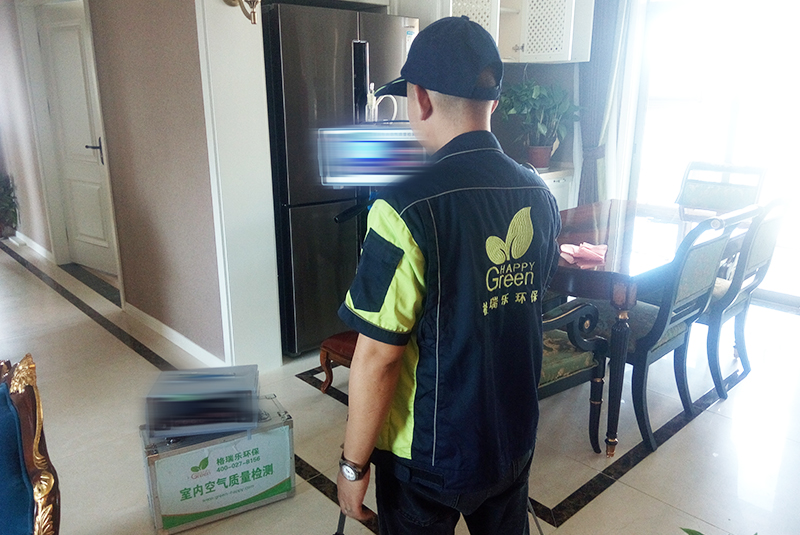 1.甲醛檢測的必要性  室內(nèi)空氣污染嚴重影響了我們的生活與健康，常見的有甲醛、苯、TVOC等。判斷室內(nèi)空氣質(zhì)量的好與差就需要對這些常見的室內(nèi)污染物質(zhì)濃度進行測定。  檢測室內(nèi)空氣質(zhì)量的方法很多，有通過鼻子聞的、試紙自測盒的、手持電子檢測儀的等，不同的方法因嚴密性、原理性不同，造成的結(jié)果差異很大。專業(yè)室內(nèi)空氣檢測，不但  可以提高精確度還能在安全安心上有更多的保障。  2.服務(wù)簡介  甲醛檢測是室內(nèi)空氣質(zhì)量檢測的簡稱，指的是根據(jù)一定的標準測定室內(nèi)環(huán)境中甲醛等污染濃度的服務(wù)。通常的檢測項目包括但不僅限于甲醛、苯及苯系物（苯、甲苯、二甲  苯）、TVOC、PM2.5等。  3.甲醛檢測技術(shù)原理  利用高精度儀器，按照《室內(nèi)空氣質(zhì)量標準》GB/T 18883-2002標準進行采樣，然后運用分光光度法測定甲醛等測定項室內(nèi)空氣污染物濃度。  4.檢測標準  常用的室內(nèi)空氣質(zhì)量檢測標準有：《室內(nèi)空氣質(zhì)量標準》GB/T 18883-2002、《民用建筑室內(nèi)環(huán)境污染控制規(guī)范》GB50325-2010、《乘用車內(nèi)空氣質(zhì)量評價指南》GB/T  27630—2011  5.甲醛檢測收費標準  檢測室內(nèi)空氣質(zhì)量，通常我們測甲醛、苯、TVOC三項。也可以根據(jù)客戶的要求來選擇測定項目，及進行收費。一般是3個點起測，也就是檢測不少于三個點。詳情咨詢格瑞樂  專業(yè)顧問  6.甲醛檢測的服務(wù)流程  1、電話或網(wǎng)絡(luò)預(yù)約服務(wù)  2、根據(jù)客戶需求檢測項目做費用報價  3、確定報價方案，約定上門服務(wù)時間，及做好檢測前準備  4、上門服務(wù)，根據(jù)室內(nèi)布局選擇采樣點  5、將采樣結(jié)果標記并封裝，帶回實驗室進行分析  6、將分析結(jié)果通知客戶，并按照要求制定檢測報告  7、將檢測報告寄送給客戶