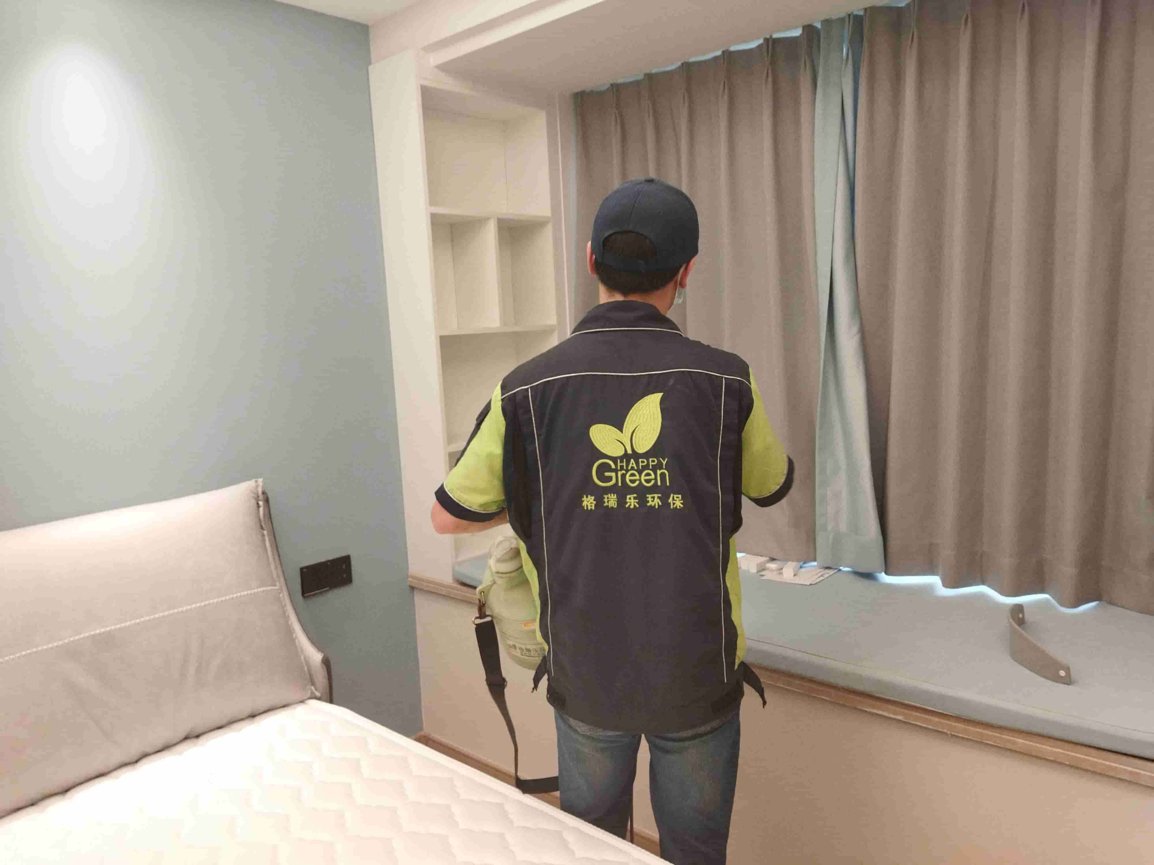 特寫衛(wèi)生間瓷磚鋪貼現(xiàn)場，工人使用格瑞樂除甲醛密封膠填充瓷磚縫隙，防止甲醛從縫隙散發(fā)。