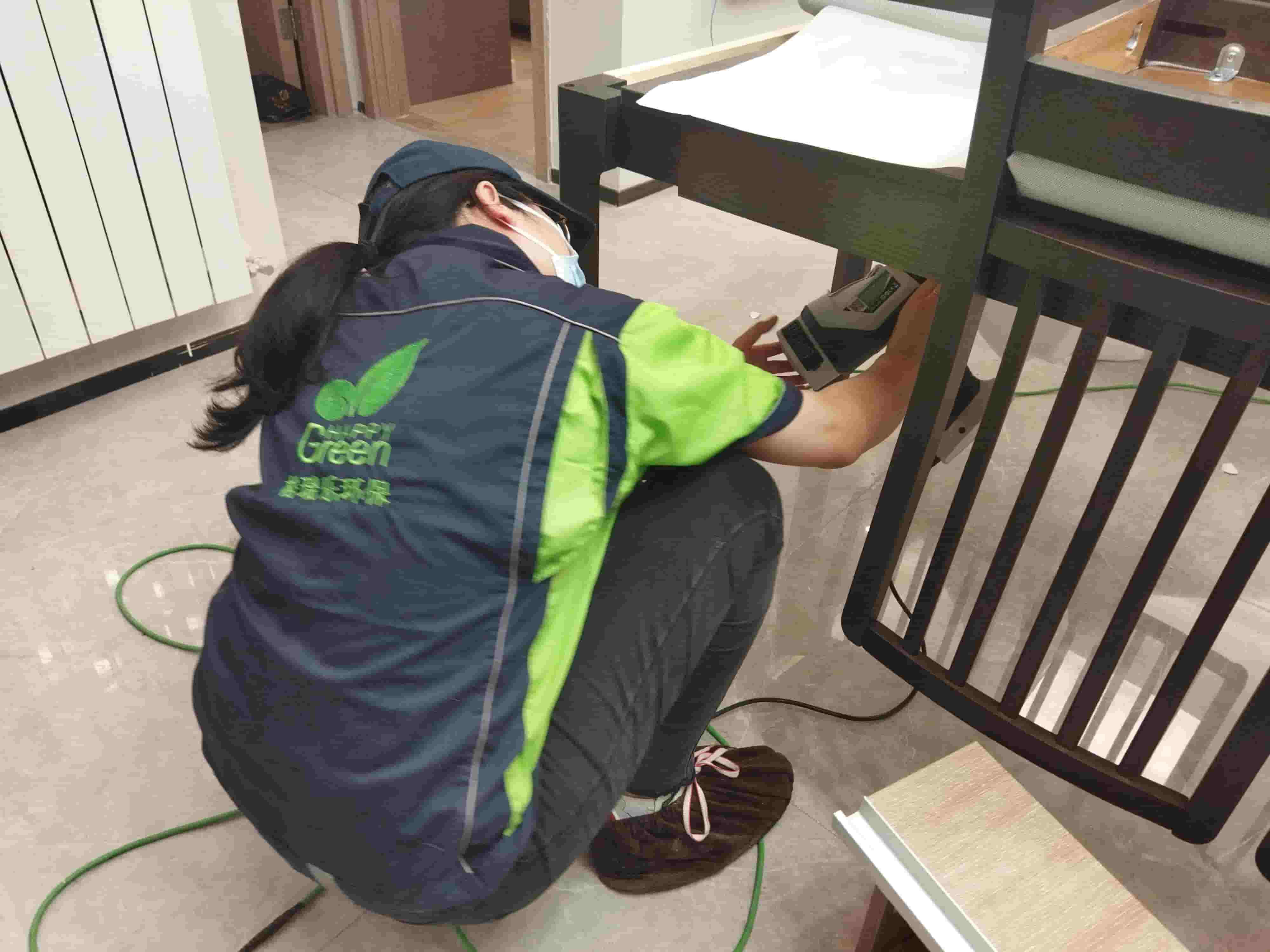 臥室施工現(xiàn)場，工人在鋪設(shè)地板前，仔細(xì)將格瑞樂除甲醛防潮墊鋪滿地面，隔絕濕氣與甲醛。