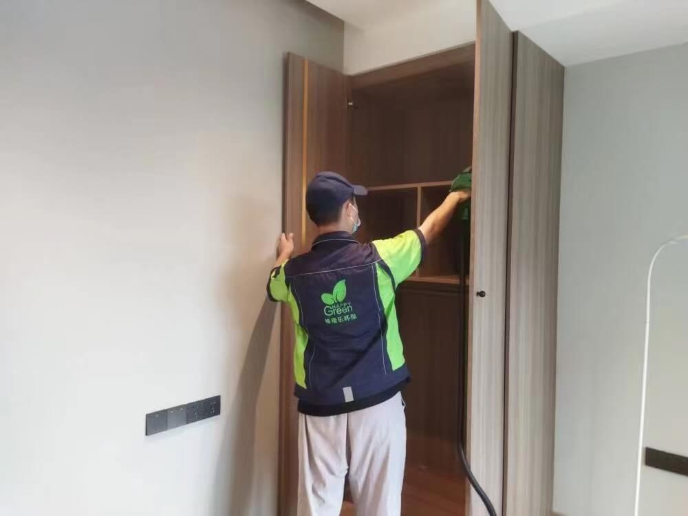 新房臥室里，安裝師傅在組裝木質(zhì)衣柜時(shí)，對(duì)每一塊柜體板材的拼接處涂抹格瑞樂(lè)除甲醛專用膠，增強(qiáng)密封性同時(shí)分解甲醛。