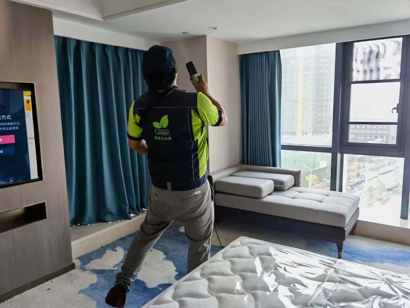 廚房中，工人打開櫥柜門，使用刷子把格瑞樂除甲醛凝膠均勻涂抹在櫥柜內(nèi)部的每一塊擱板上。