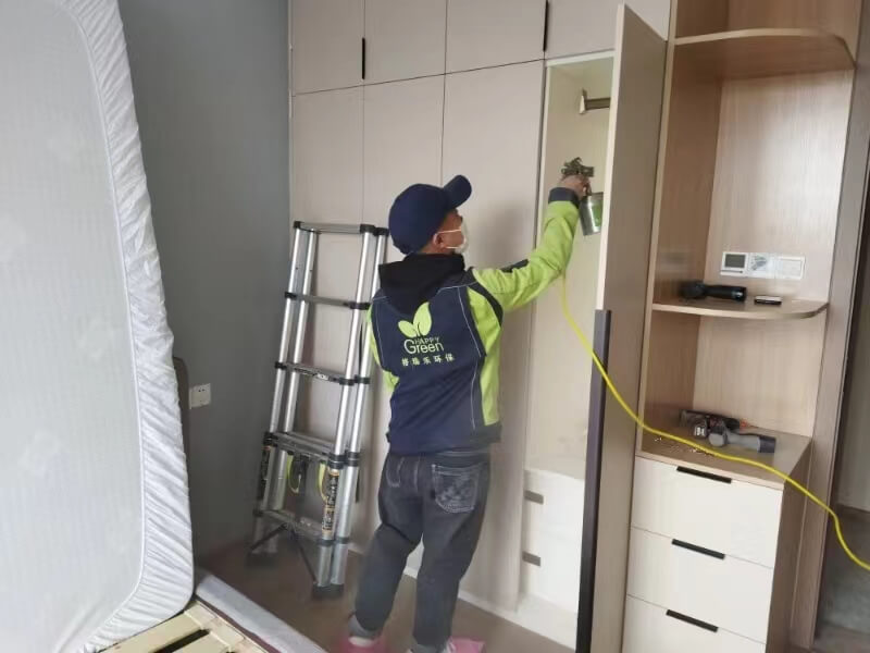 臥室中，安裝師傅在組裝木質(zhì)衣柜時(shí)，于板材拼接處均勻涂抹格瑞樂(lè)除甲醛專用膠，防止甲醛泄漏。