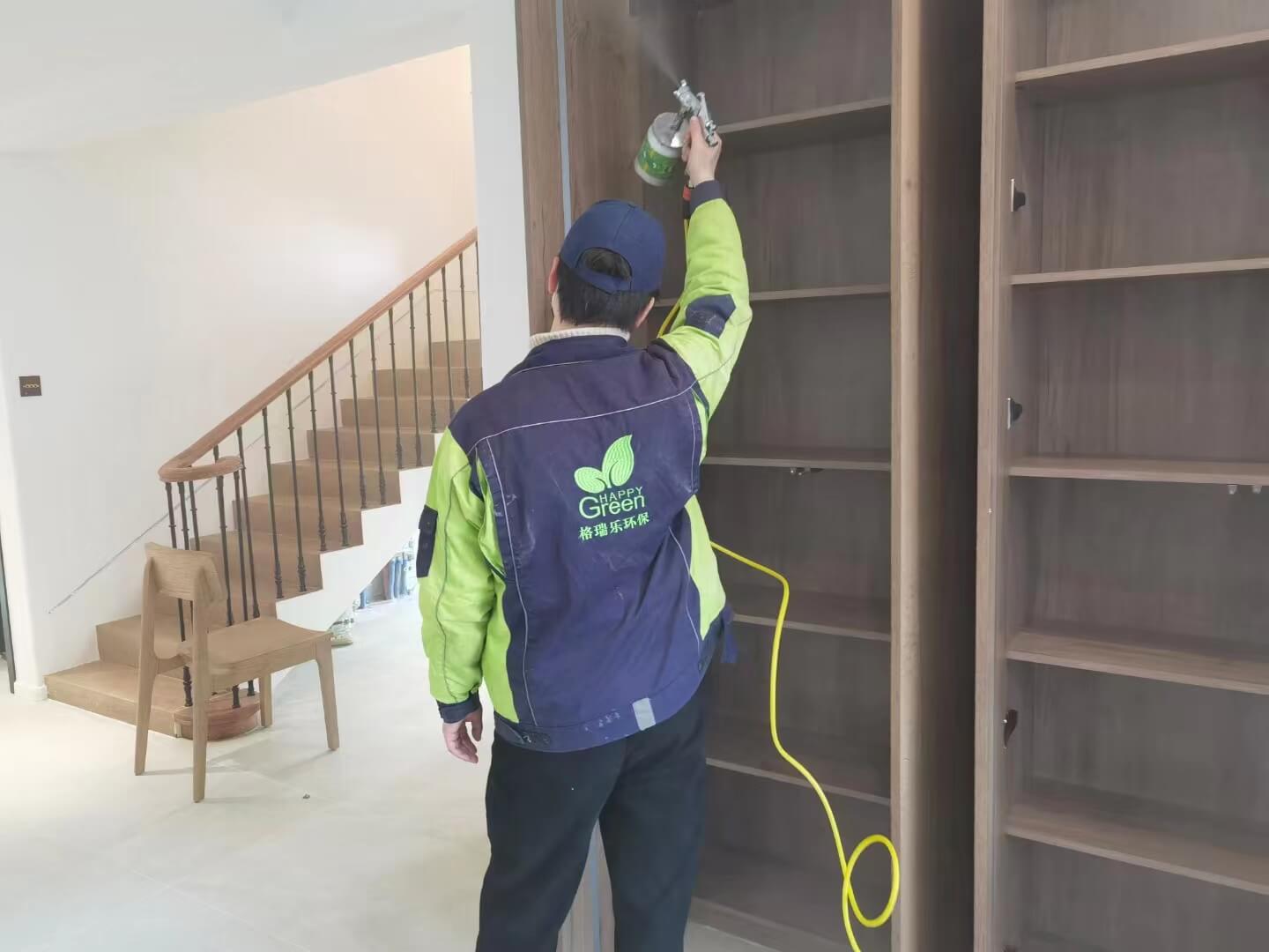 書房里，工作人員將格瑞樂除甲醛吸附包整齊碼放在木質(zhì)書架的各層隔板上，重點(diǎn)放置在書籍堆積處。