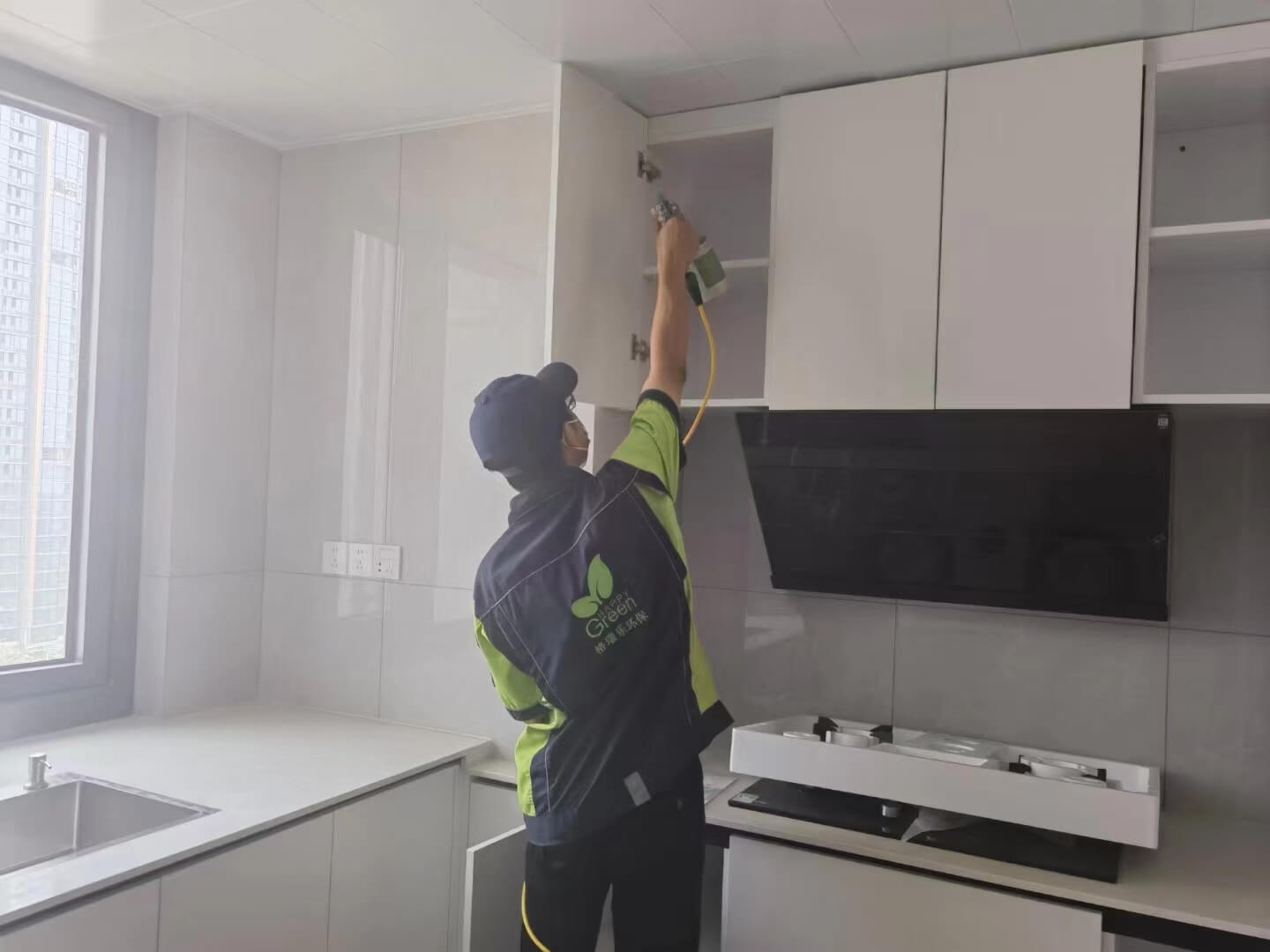 在剛完成裝修的新房客廳，格瑞樂工作人員手持專用噴槍，對布藝沙發(fā)的每一處褶皺進行細(xì)致的除甲醛藥劑噴灑，確保無死角覆蓋。