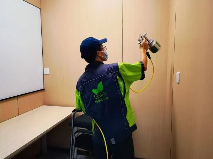 臥室中，安裝師傅在組裝板式衣柜時，對每一塊板材的拼接縫隙均勻涂抹格瑞樂除甲醛密封膠，有效阻止甲醛逸出。