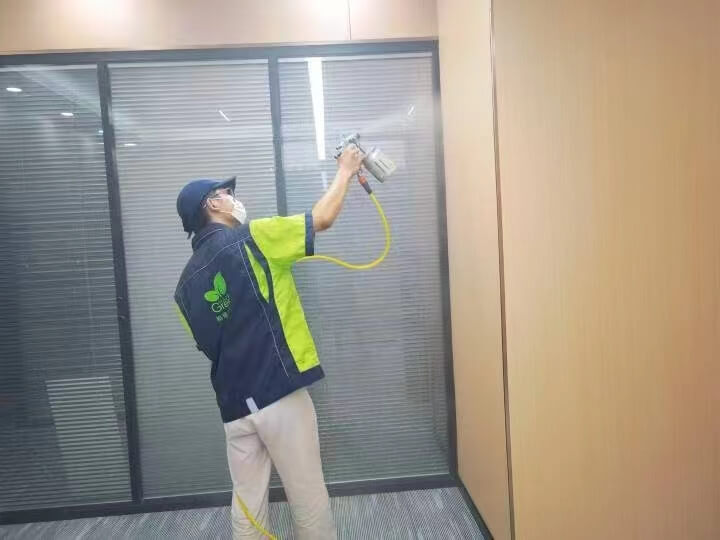 書(shū)房?jī)?nèi)，工作人員將格瑞樂(lè)除甲醛納米礦晶包整齊排列在木質(zhì)書(shū)架的每一層，尤其在書(shū)籍密集區(qū)域加強(qiáng)放置。