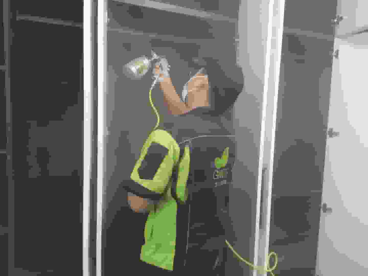 廚房場景，工人打開U型櫥柜的抽屜，使用小型刷子將格瑞樂除甲醛凝膠均勻涂抹在抽屜的側(cè)板、底板和背板上，確保櫥柜內(nèi)部全面除醛。