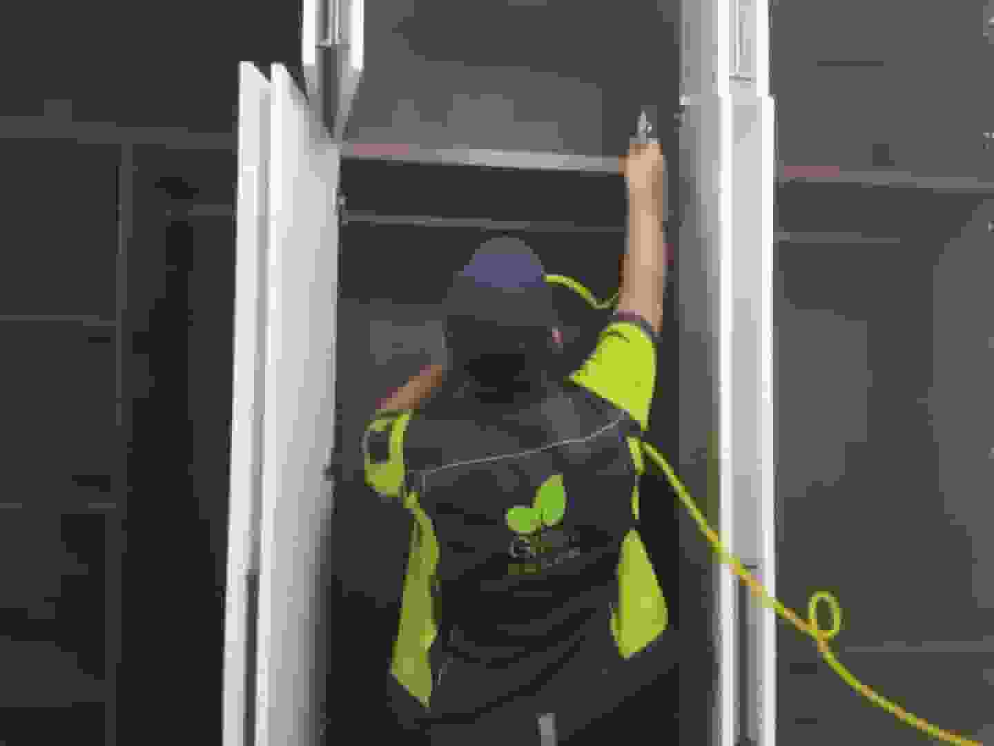 格瑞樂專業(yè)人員站在書房，對照戶型圖，標記出需要重點檢測的家具與裝修區(qū)域。