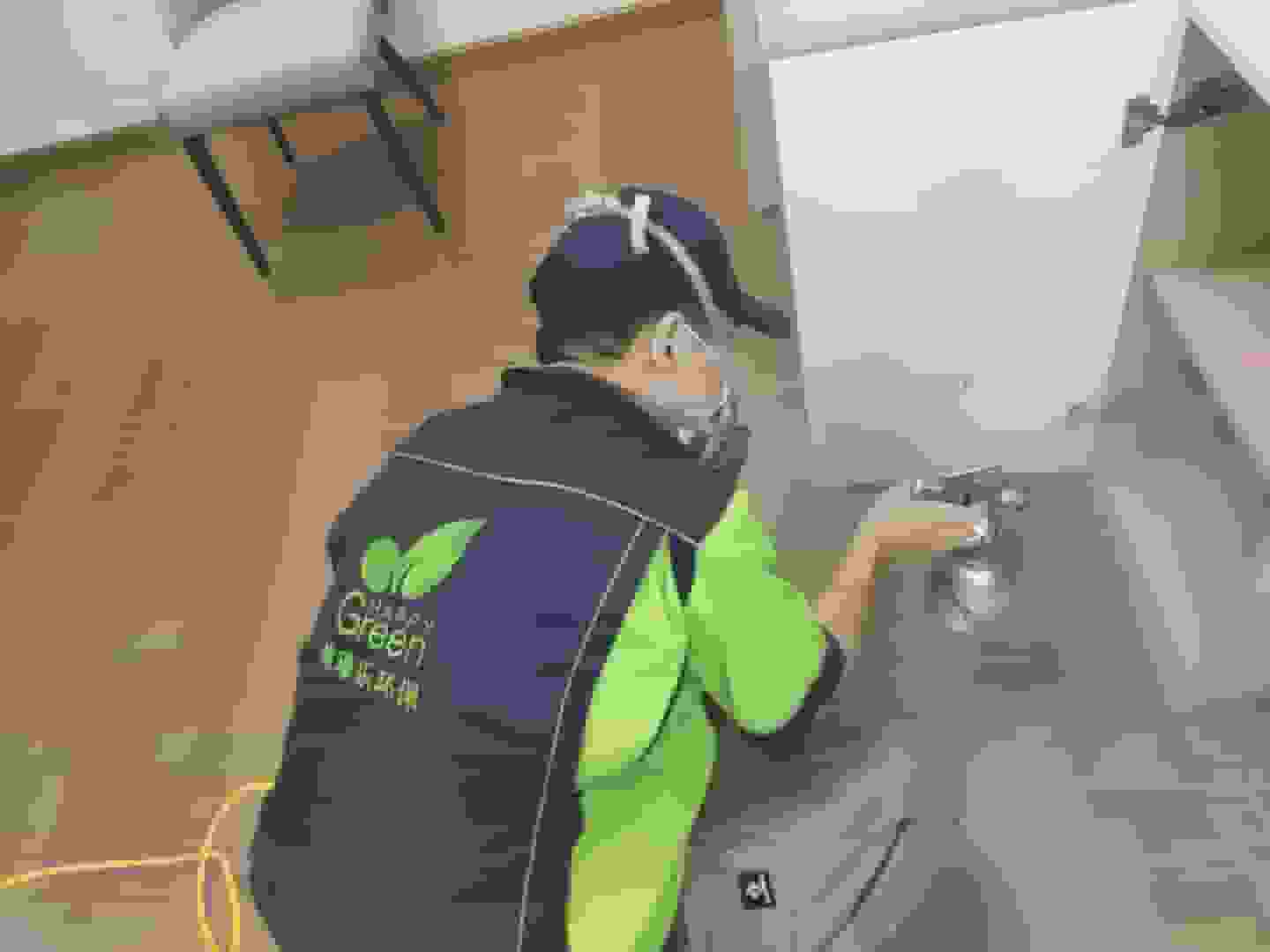  畫面聚焦于檢測人員，他正在為甲醛檢測儀器安裝新的檢測探頭，確保檢測數(shù)據(jù)的準(zhǔn)確性。