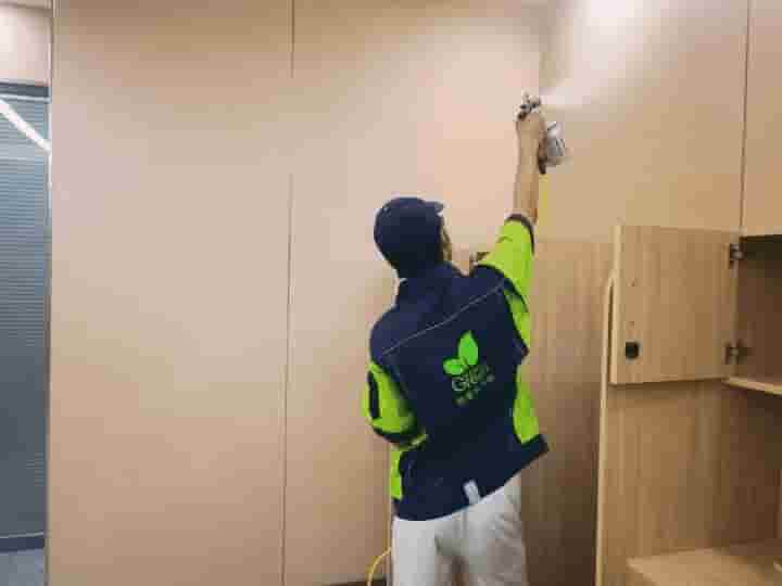 格瑞樂團(tuán)隊(duì)成員在臥室里，對照戶型圖，用記號(hào)筆在墻面上標(biāo)記出甲醛檢測的具體點(diǎn)位。