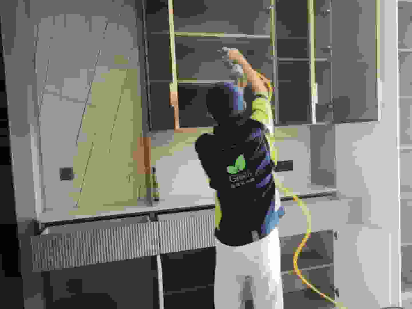 書房里，檢測人員正用檢測筆對書架的每一層隔板進(jìn)行甲醛含量測定，不放過任何一處。