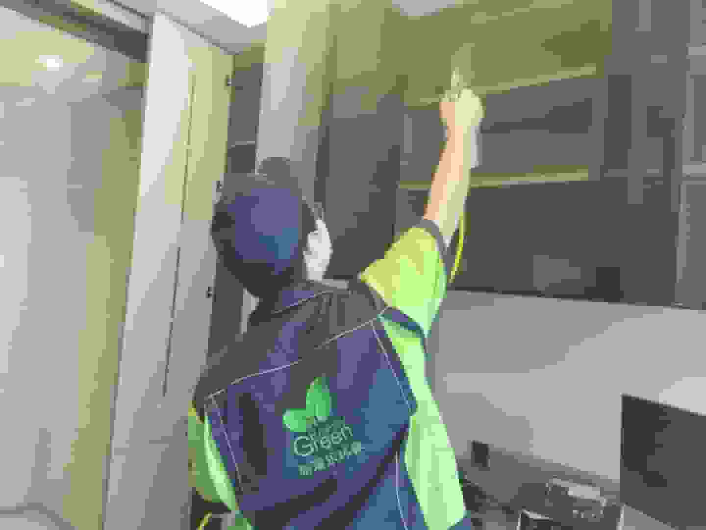 畫面定格在臥室，格瑞樂檢測(cè)員將檢測(cè)儀器的探頭深入木質(zhì)衣柜內(nèi)部，仔細(xì)檢測(cè)其內(nèi)部板材的甲醛濃度。