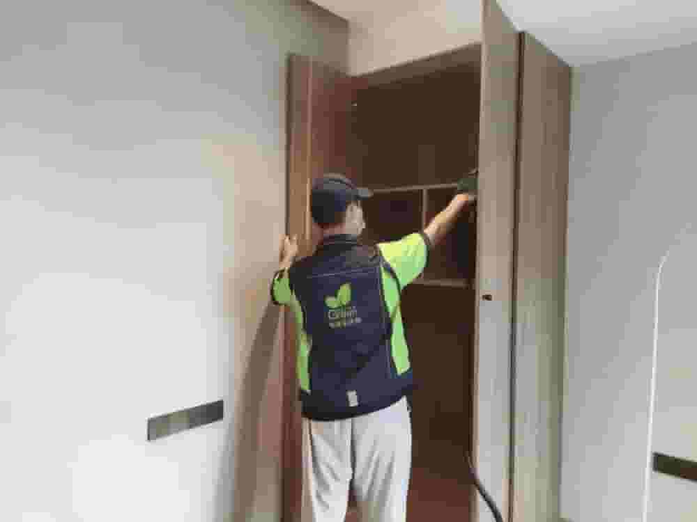 廚房中，格瑞樂(lè)工作人員打開(kāi)櫥柜門(mén)，用專(zhuān)業(yè)檢測(cè)試紙貼在櫥柜側(cè)板上，檢測(cè)櫥柜的甲醛揮發(fā)情況。