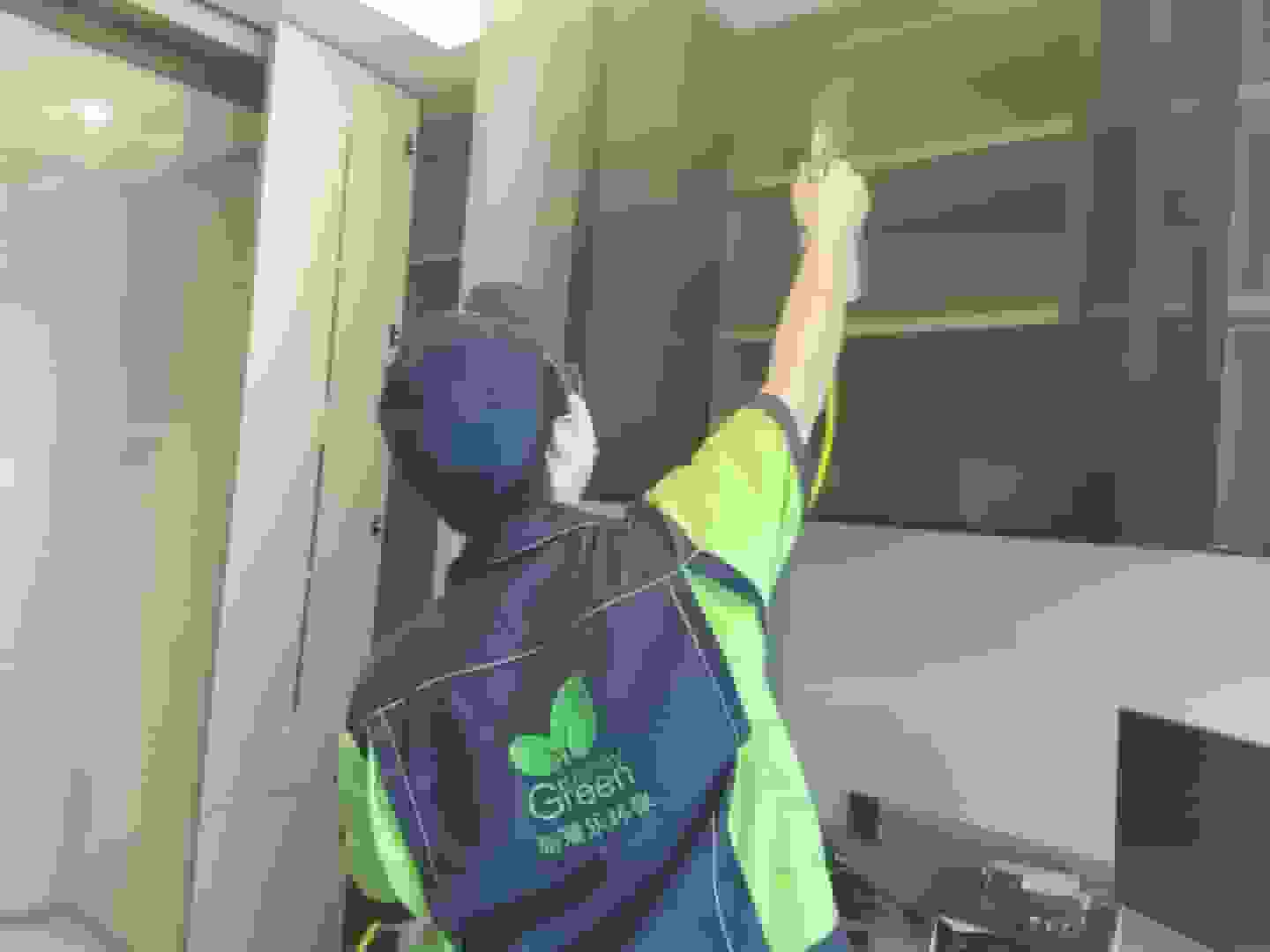 兒童房內(nèi)，檢測人員將檢測儀器放置在兒童書桌旁，收集書桌周邊空氣樣本，檢測其甲醛含量。