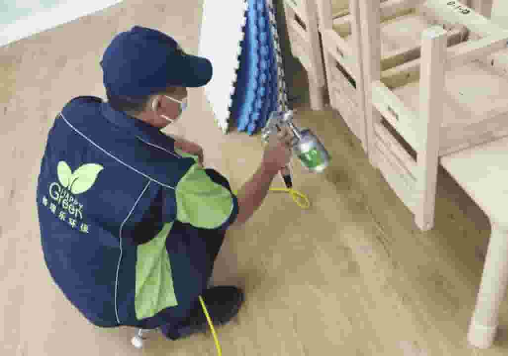 書房內(nèi)，格瑞樂工作人員拿著檢測筆，沿著書架的每一層隔板，逐點檢測，認真記錄數(shù)據(jù)。