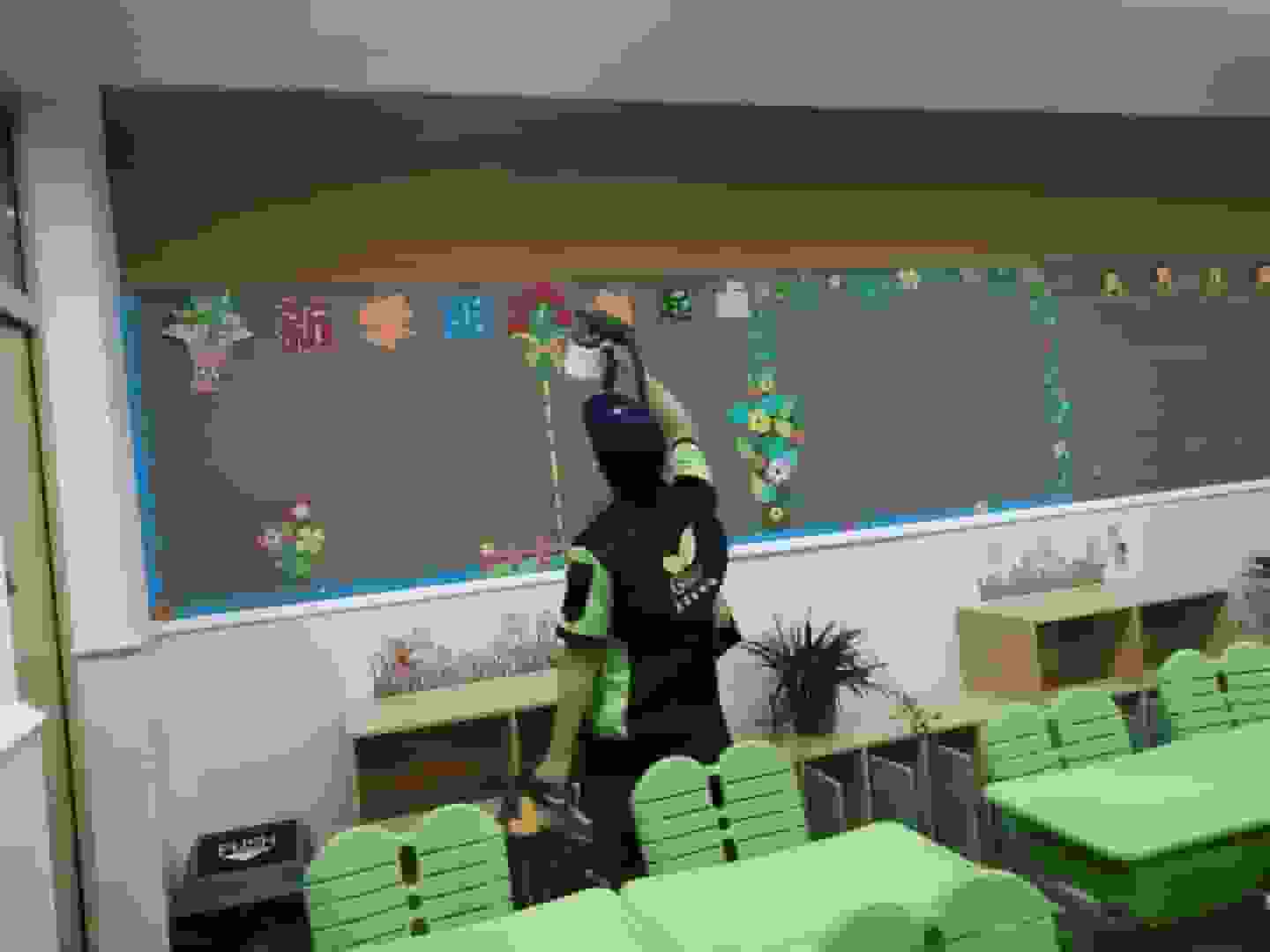 廚房中，檢測(cè)人員用檢測(cè)試紙緊貼櫥柜側(cè)板，等待試紙變色，以確定櫥柜的甲醛揮發(fā)狀況。