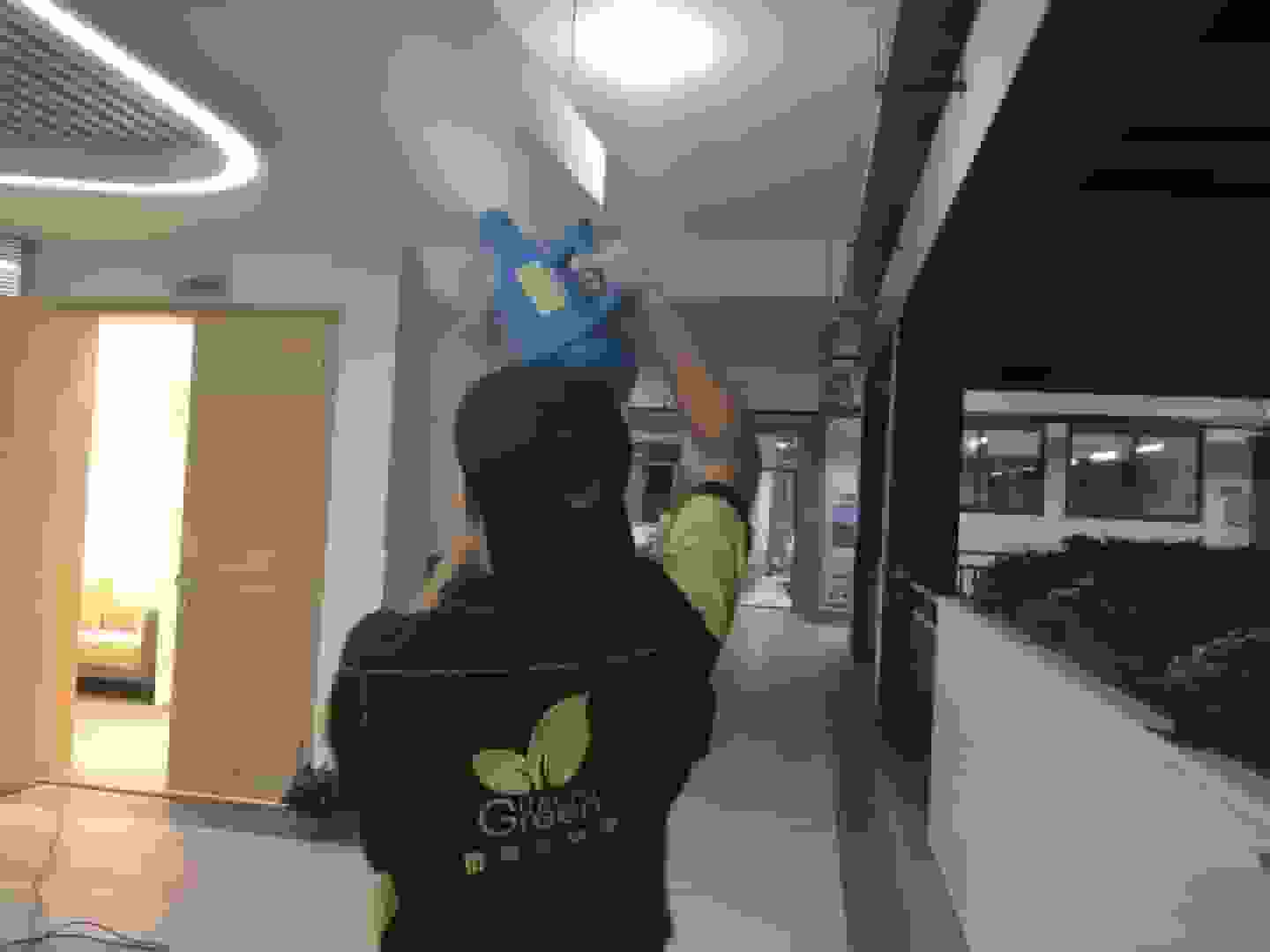 兒童房里，格瑞樂技術(shù)人員把檢測儀器放在兒童書桌旁，嚴(yán)謹(jǐn)收集書桌周邊的空氣樣本。