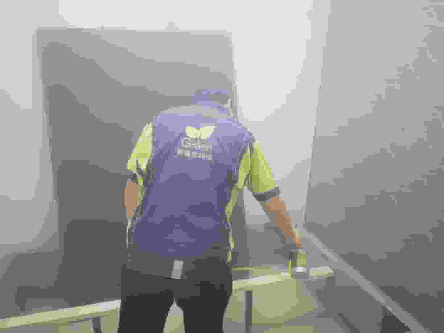 在溫馨的臥室，格瑞樂專業(yè)人員打開木質(zhì)衣柜，將檢測(cè)探頭深入衣柜內(nèi)部，細(xì)致檢測(cè)衣柜板材的甲醛含量。