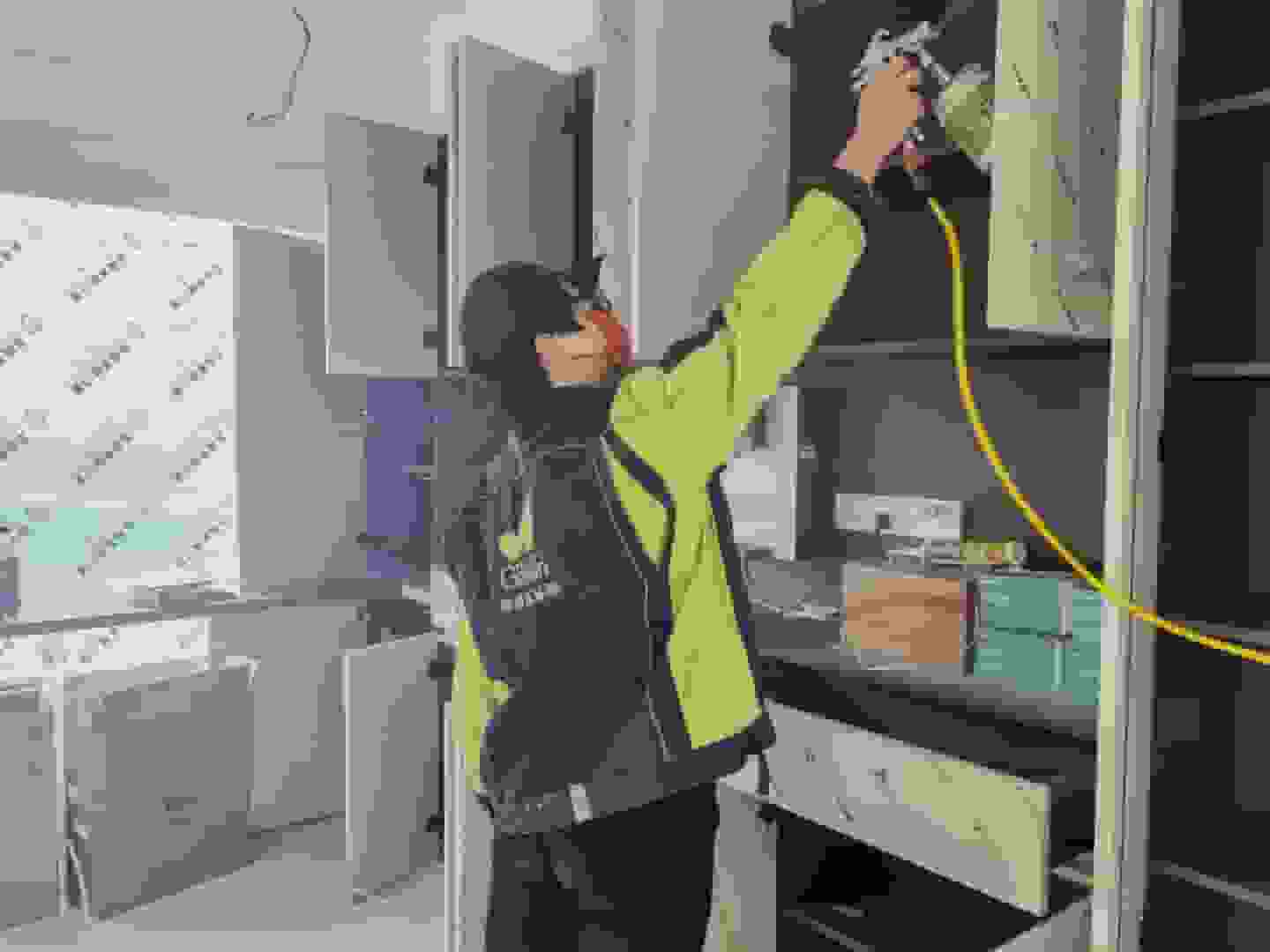 步入溫馨的臥室，格瑞樂工作人員打開木質(zhì)衣柜門，將檢測探頭深入衣柜內(nèi)部，細致檢測每一塊板材的甲醛含量。