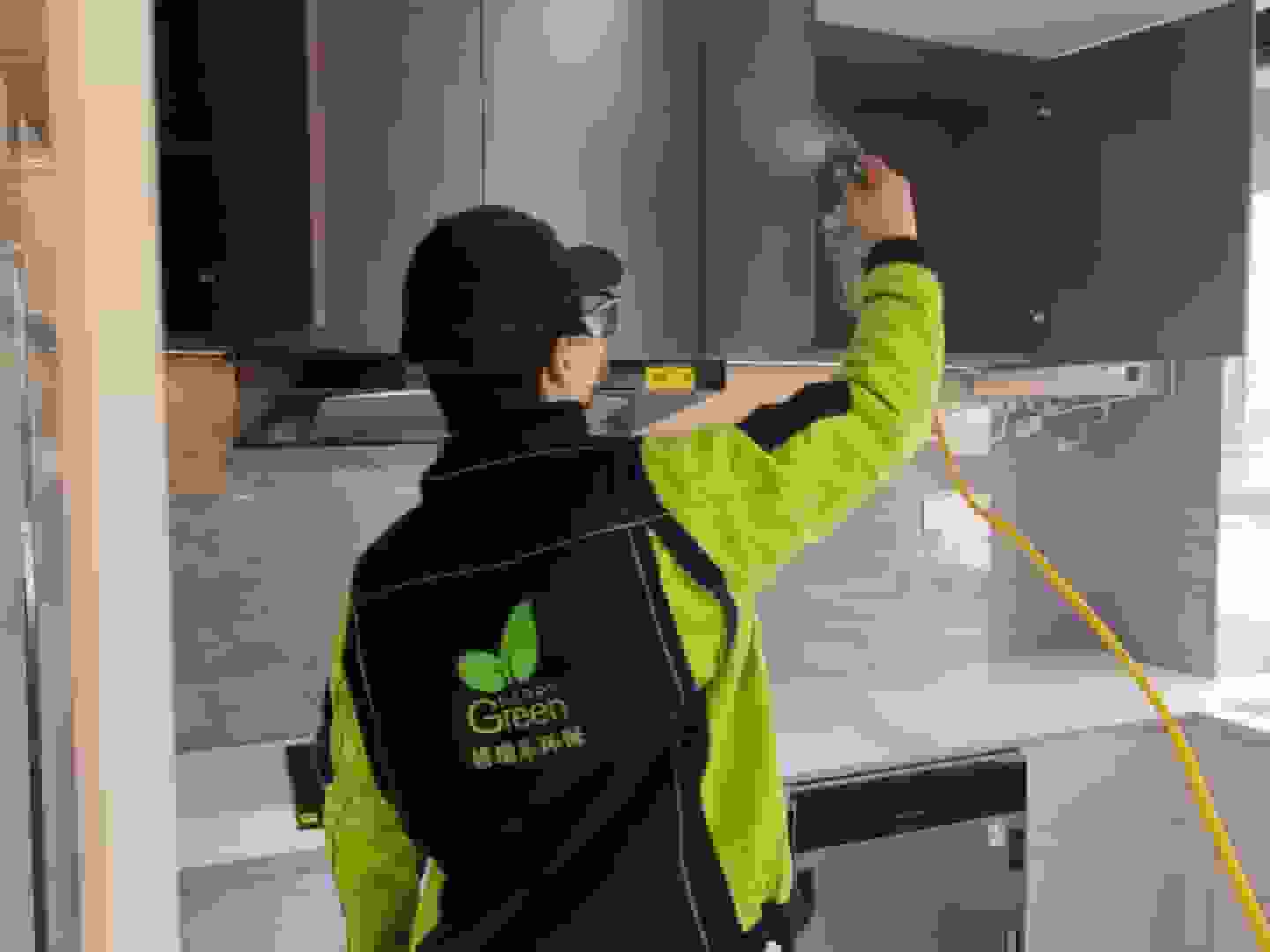 書房中，檢測人員拿著檢測筆，沿著書架的每一層，逐一對隔板進行甲醛含量測定，不放過任何一處角落。