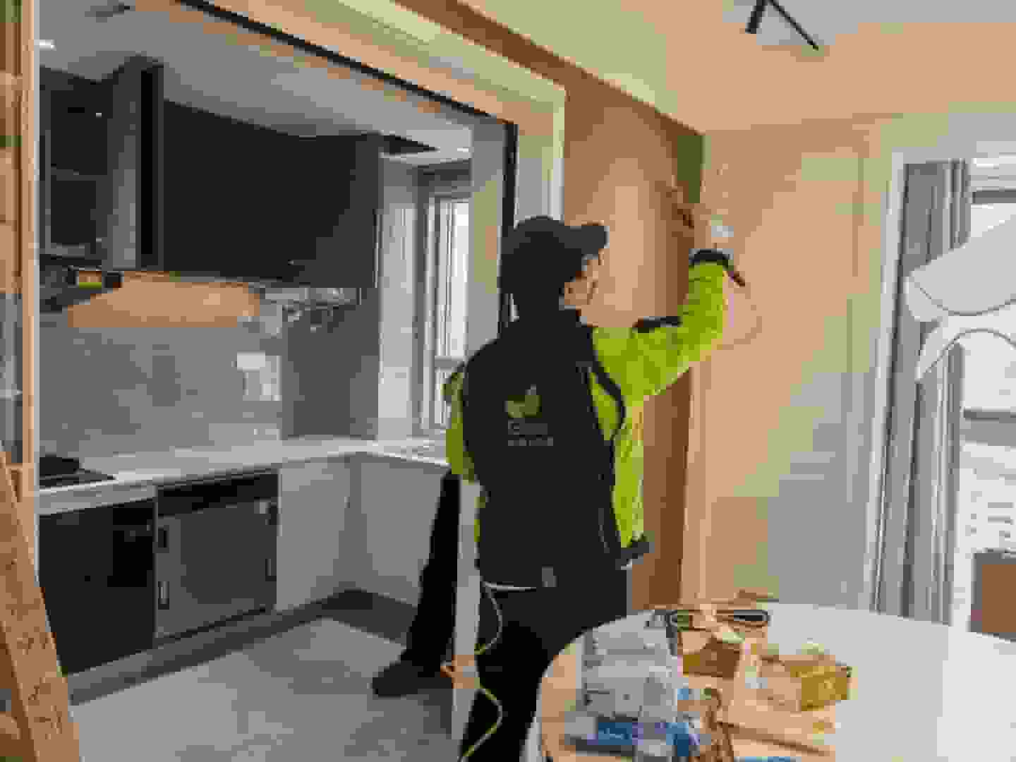 來(lái)到廚房，格瑞樂(lè)人員將檢測(cè)試紙緊緊貼在櫥柜側(cè)板上，等待試紙變色，以確定櫥柜的甲醛揮發(fā)狀況。