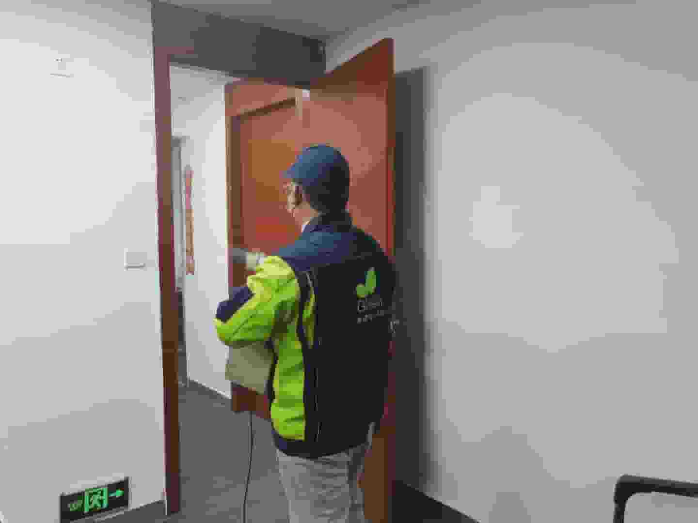 兒童房里，檢測人員把檢測儀器放置在兒童書桌旁，嚴謹收集書桌周邊的空氣樣本，確保檢測數(shù)據(jù)準確。