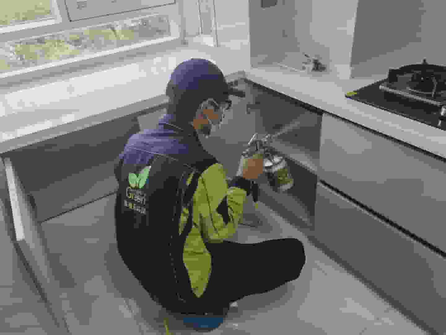 多功能房驗收時，業(yè)主對健身器材和家具的除醛效果表示滿意。