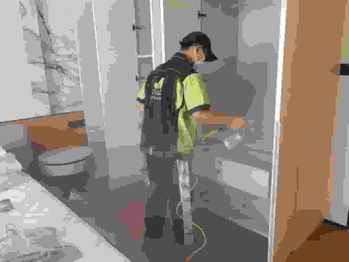 閣樓驗(yàn)收時(shí)，業(yè)主感受閣樓的空氣質(zhì)量，對(duì)治理成果表示認(rèn)可。