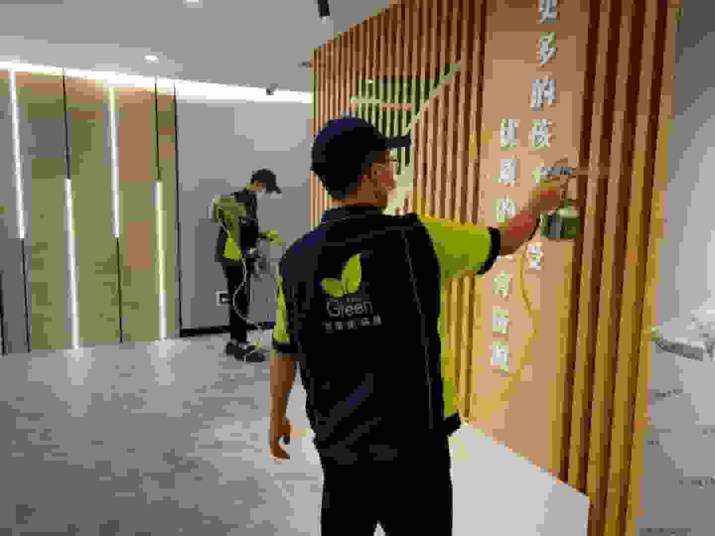 陽臺(tái)邊，格瑞樂人員告知業(yè)主通風(fēng)在家具除醛過程中的重要性，并現(xiàn)場示范如何合理利用陽臺(tái)的窗戶開啟方式和通風(fēng)時(shí)間，以加速家具甲醛的排出。