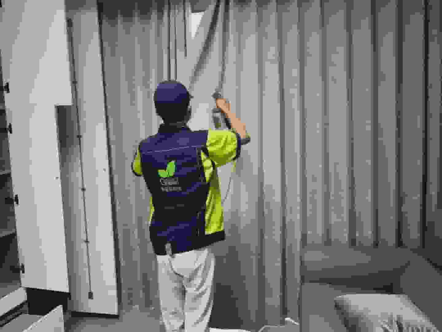 畫面中，格瑞樂專業(yè)檢測人員身穿著統(tǒng)一的工作服，手持先進的甲醛檢測儀器，站在擺滿新家具的客廳中央，儀器上的數(shù)據(jù)閃爍，他正專注地檢測著空氣中的甲醛含量，為后續(xù)的除醛工作收集關(guān)鍵數(shù)據(jù) 。