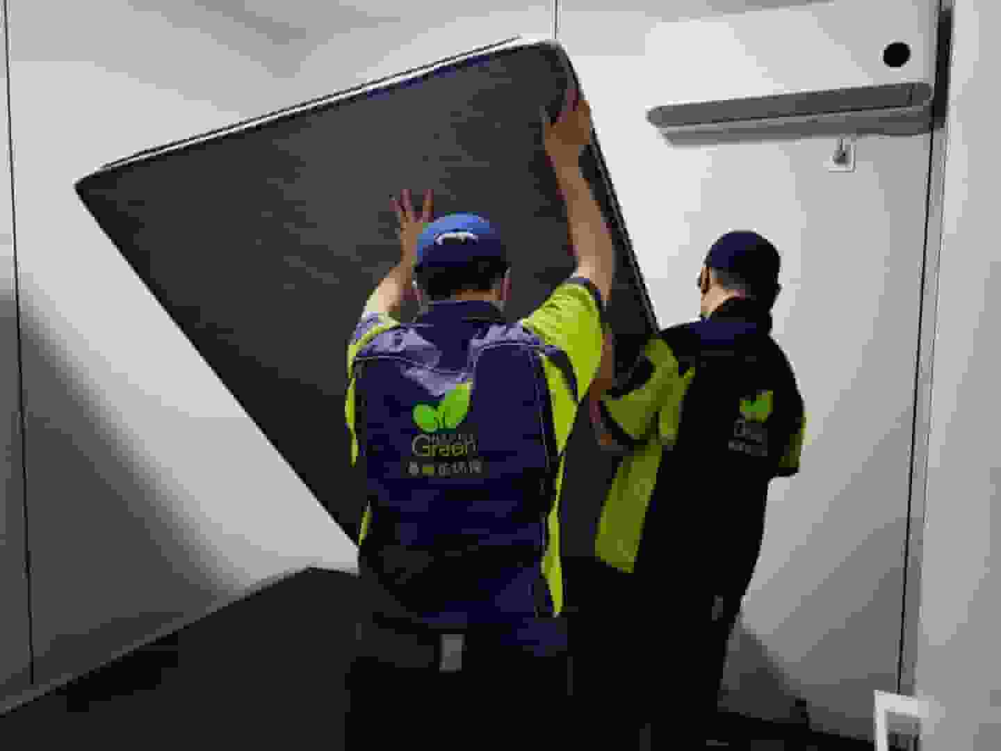 書(shū)房?jī)?nèi)，工作人員開(kāi)啟光觸媒設(shè)備，設(shè)備發(fā)出藍(lán)色的光，均勻地照射在書(shū)架上，利用光觸媒在光照下分解甲醛的特性，對(duì)書(shū)架進(jìn)行高效除醛作業(yè)，整個(gè)書(shū)房被藍(lán)色的光籠罩，充滿科技感 。