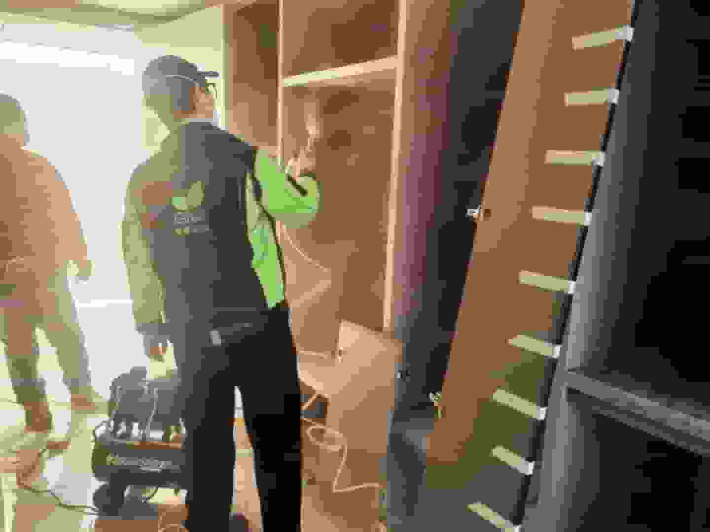 圖片里，格瑞樂專業(yè)檢測人員身著統(tǒng)一工作服，手持先進(jìn)的甲醛檢測儀器，站在擺滿新家具的客廳中央，全神貫注地檢測空氣中的甲醛含量，為后續(xù)除醛工作采集關(guān)鍵數(shù)據(jù)。