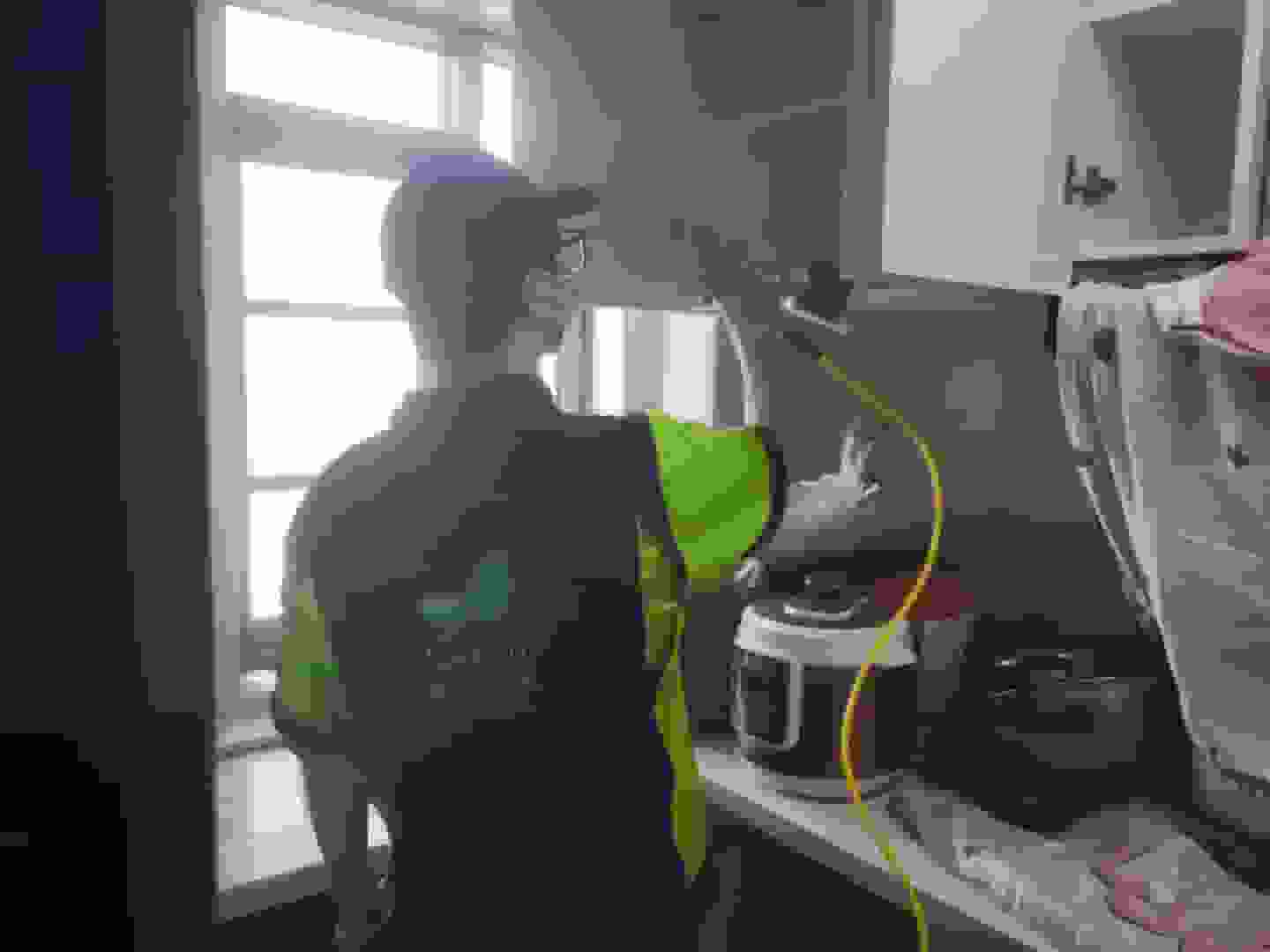 陽(yáng)臺(tái)邊，格瑞樂(lè)人員告知業(yè)主通風(fēng)在家具除醛過(guò)程中的重要性，并現(xiàn)場(chǎng)示范如何合理利用陽(yáng)臺(tái)的窗戶開(kāi)啟方式和通風(fēng)時(shí)間，以加速家具甲醛的排出，還建議業(yè)主可以在陽(yáng)臺(tái)種植一些有助于凈化空氣的綠植。