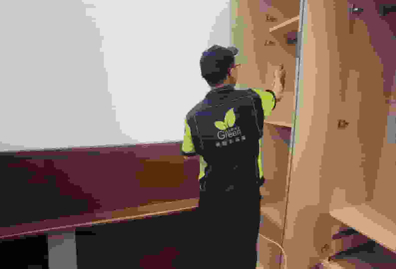 施工人員使用格瑞樂除醛噴霧槍，對家具進行大面積的除醛噴霧，噴霧槍可調(diào)節(jié)噴霧模式，能快速覆蓋大面積家具表面，提高施工效率，噴霧槍噴出的藥劑形成細密的霧狀，籠罩著家具。