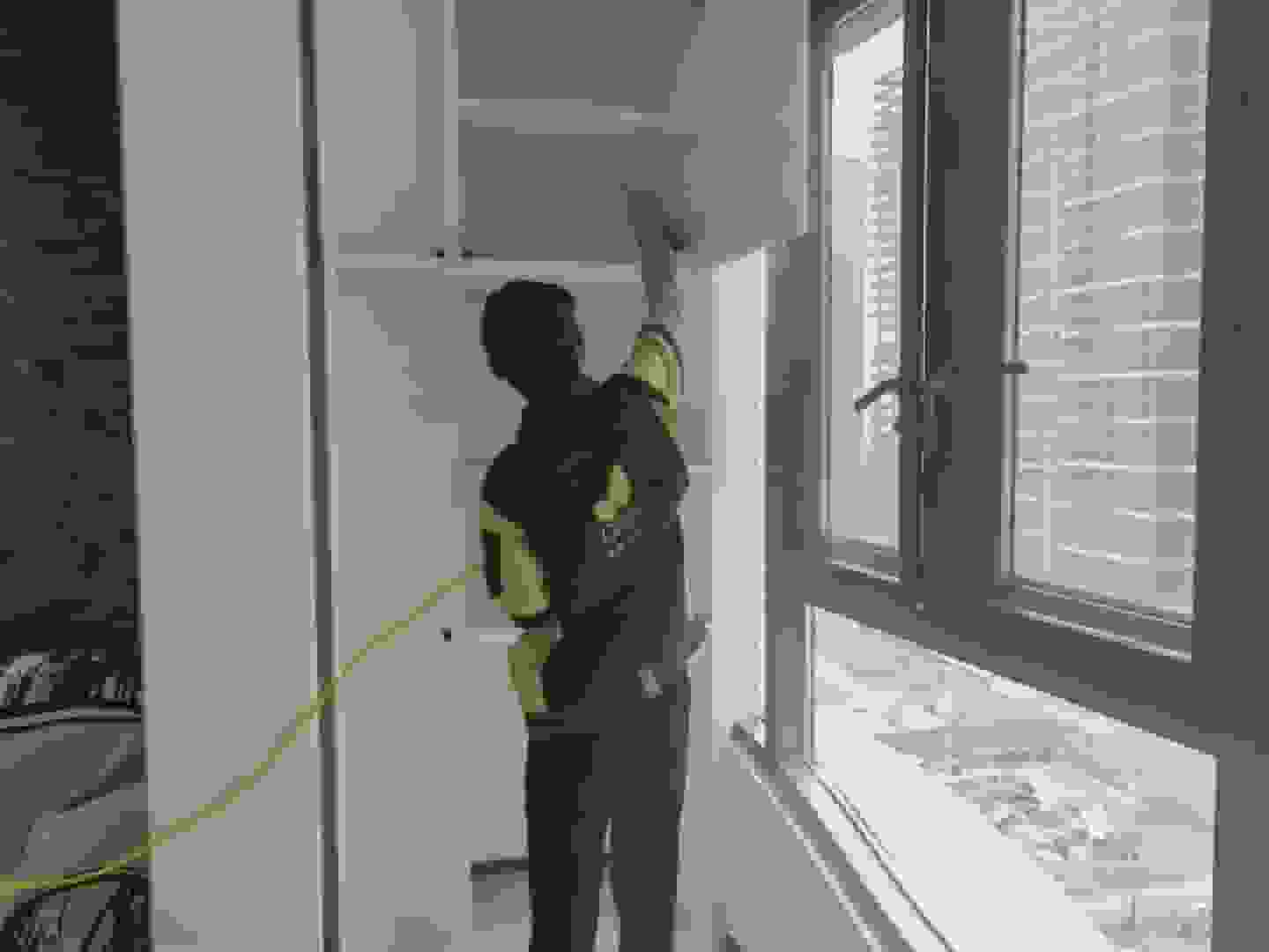 書房內，工作人員開啟光觸媒設備，藍色光照在書桌抽屜內部，利用光觸媒分解特性，對抽屜內部進行高效除醛，整個抽屜被藍色光籠罩，充滿科技感。