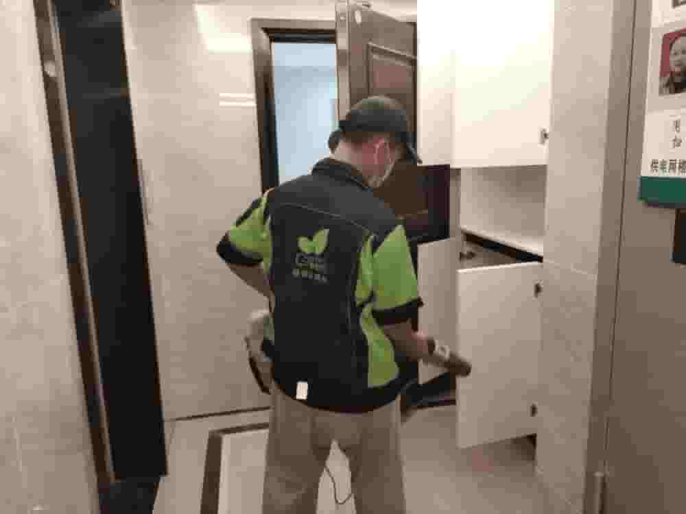 兒童房里，團(tuán)隊(duì)與業(yè)主探討如何在保障孩子安全的前提下，高效去除兒童家具甲醛。